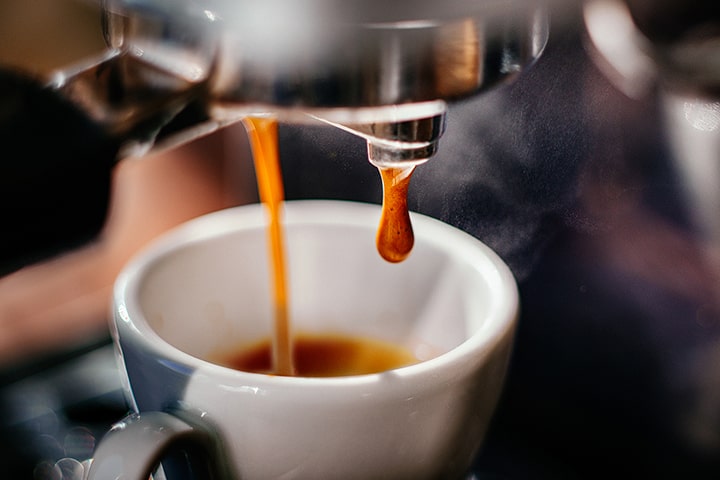 El café espresso se caracteriza por un sabor y textura más concentrados
