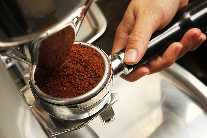 Café preparandose en una máquina