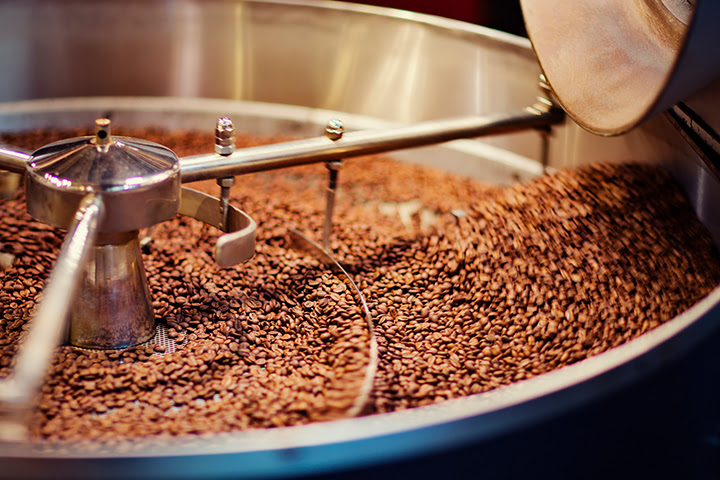 El café torrefacto se obtiene de tostar los granos de café con azúcar
