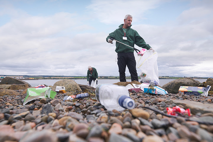 Residuos plásticos depositados en una playa